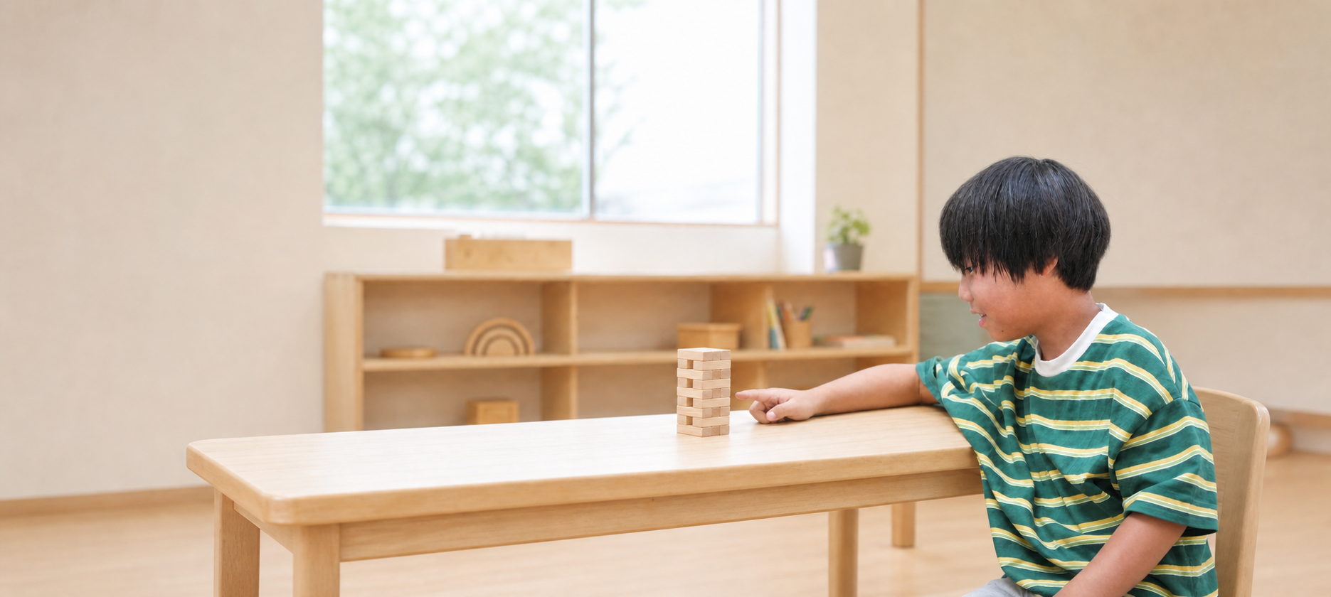 教室でジェンガを完成させた子ども